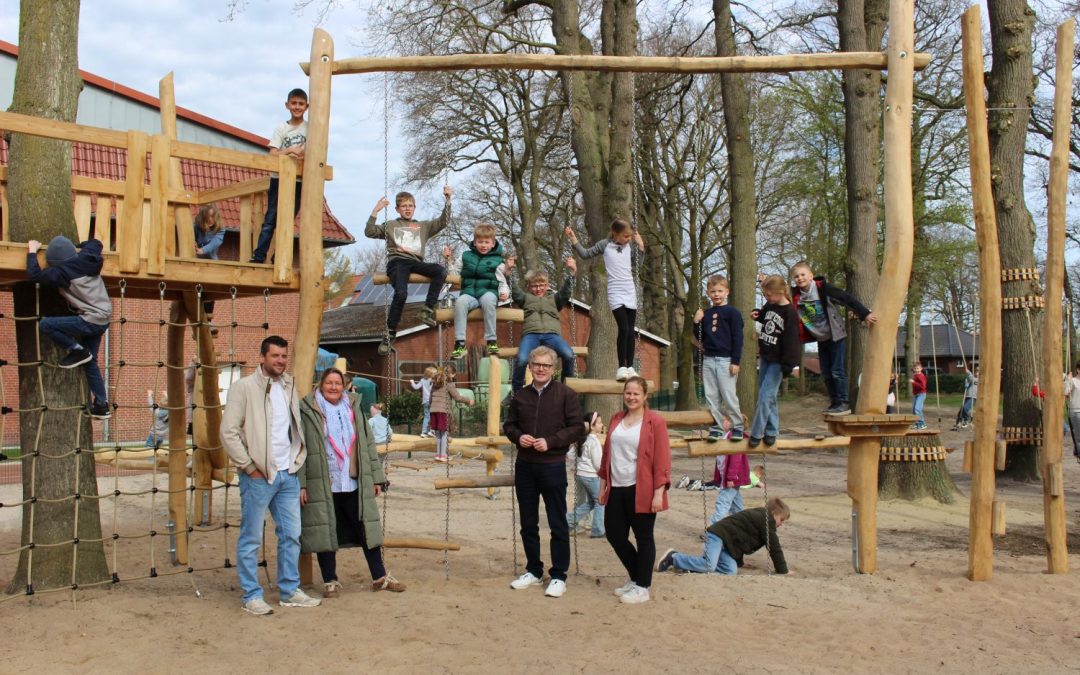 Klettern, schaukeln, los! Neuer Spielplatz eröffnet